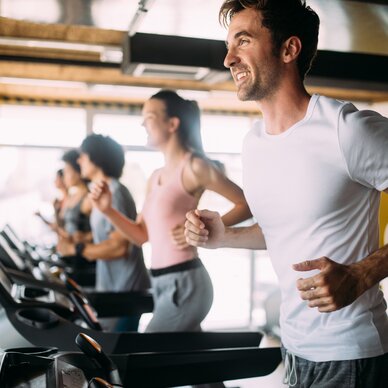 Group of people running on treadmills in the gym | © ANDOR BUJDOSO