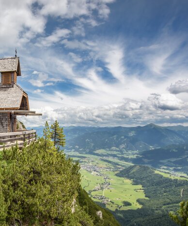 Wooden alpine hut on cliff with valley view | © Christoph HUBER