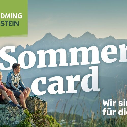 Berglandschaft mit zwei Wanderern und Sommercard-Text