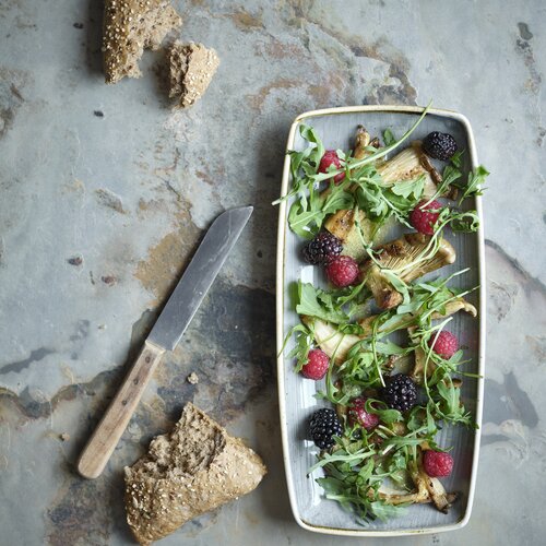 Rectangular plate with mushrooms, arugula, and berries | © RAPHAELGABAUER.COM