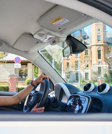 Woman driving a car, hands on wheel. | © Christian Hemmelmeir