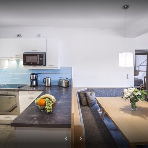 Offene Küche mit Essbereich, Insel und Obstkorb