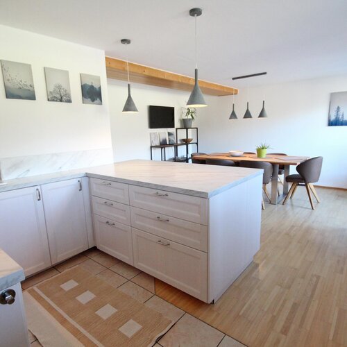 Bright kitchen with marble countertops and dining area | © SCHLADMING-APPARTEMENTS