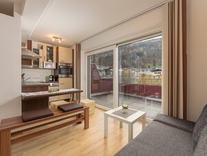 Helles offenes Küchen- und Wohnzimmer mit Balkonblick