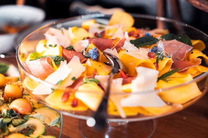 Bunter Obst- und Prosciutto-Salat in Glas-Schale | © TIEBER