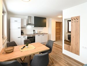 Offener Küchen- und Essbereich mit Holzboden