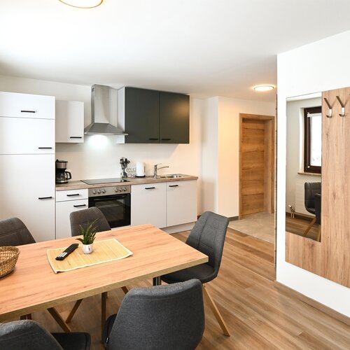 Offener Küchen- und Essbereich mit Holzboden