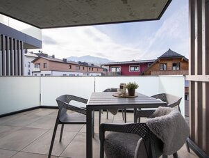 Moderner Balkon mit Esstisch und Stühlen, Glasbrüstung
