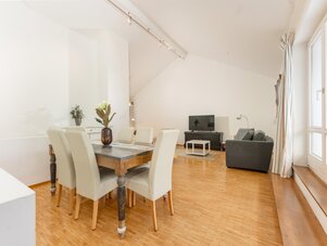 Heller offener Wohn- und Essbereich mit Holztisch