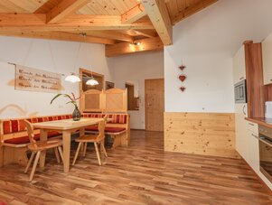 Rustikale Essecke mit Holzbalken und Wand-Schild