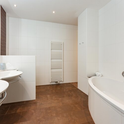 Helles modernes Badezimmer mit zwei Waschbecken und großer Badewanne