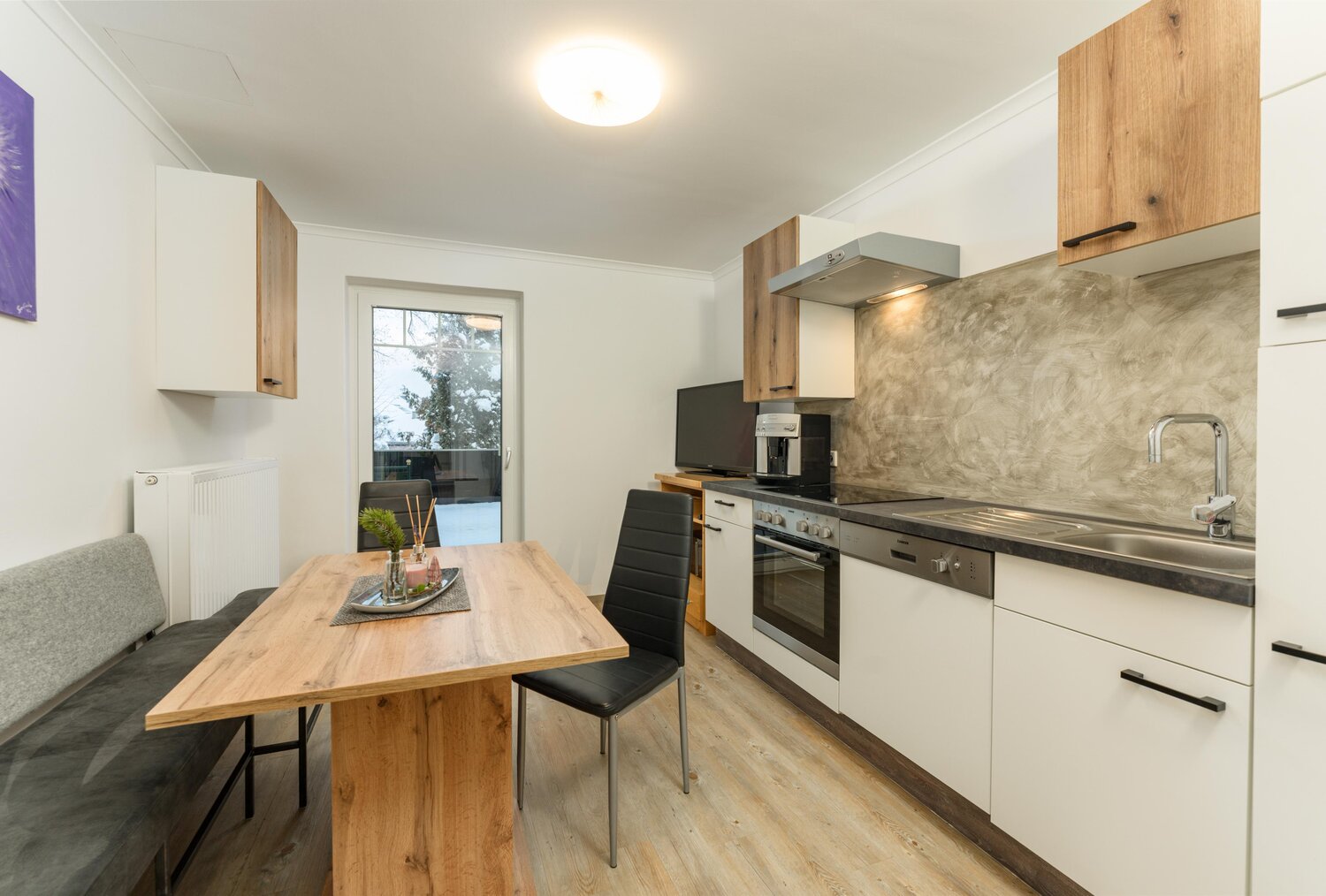 Moderne Küche mit Esstisch und Bank