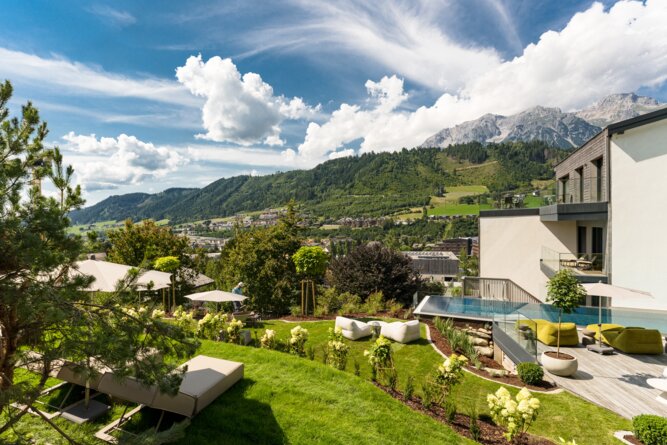 Terrassen des Resorts mit Liegen und Pool