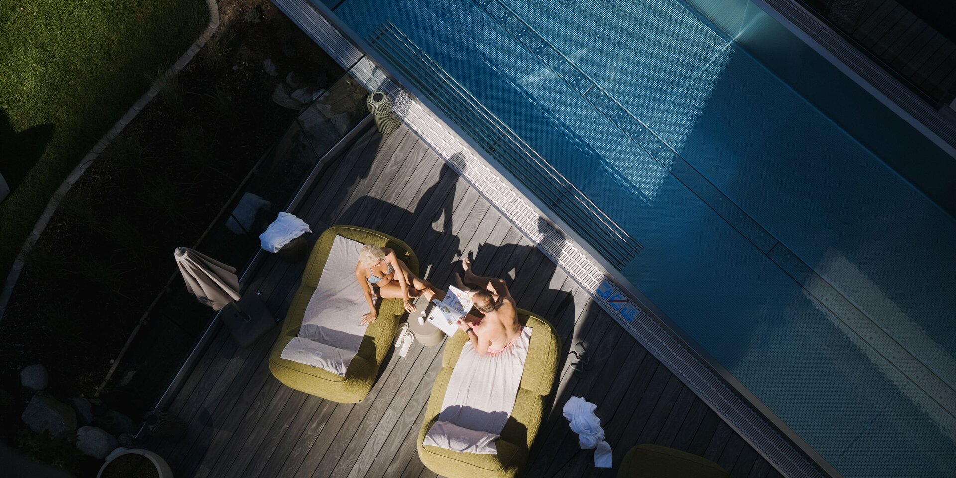 Luftaufnahme vom Pooldeck mit zwei Sonnenliegen