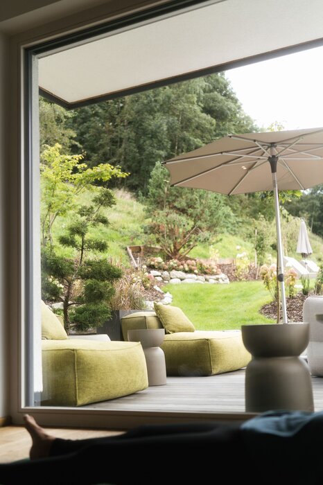 Innenansicht auf Garten Terrasse mit hellgrünen Kissen