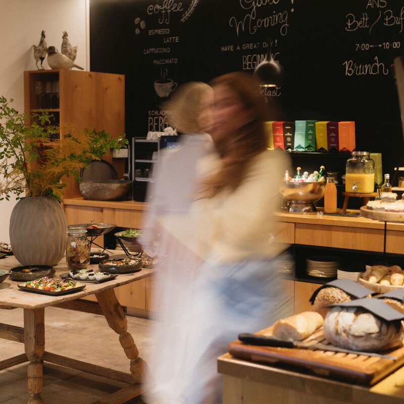 Buffettisch mit Speisen und Gebäck im Café